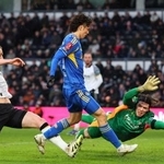 　ダービー戦の後半、勝ち越しゴールを決めるリーズの田中（中央）＝ダービー（ゲッティ＝共同）