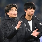 　アウクスブルクに勝利し喜ぶボルシアＭＧの町野（左）と高井＝メンヘングラッドバッハ（共同）