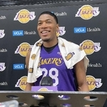 　練習後、取材に応じるレーカーズの八村＝ロサンゼルス近郊（共同）