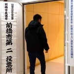 　前橋市長選の投票所を訪れた有権者＝１２日午前、前橋市