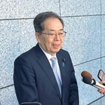 　立憲民主党の野田代表と会談後、記者団の取材に応じる公明党の斉藤代表＝１２日午前、東京都内