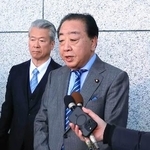 　公明党の斉藤代表と会談後、記者団の取材に応じる立憲民主党の野田代表（手前）＝１２日午前、東京都内