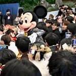 　東京ディズニーランドで開かれた「二十歳の集い」で、キャラクターと触れ合う参加者＝１２日午前、千葉県浦安市