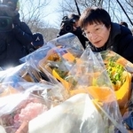 　スキーツアーバス転落事故現場近くの「祈りの碑」に献花する法政大名誉教授の尾木直樹さん＝１２日午前、長野県軽井沢町