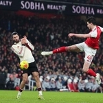 　イングランド・プレミアリーグのリバプール戦でシュートを放つアーセナルのデクラン・ライス＝８日、ロンドン（ゲッティ＝共同）