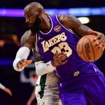 　９日のバックス戦で競り合うレーカーズのレブロン・ジェームズ＝ロサンゼルス（イマジンイメージズ・ロイター＝共同）