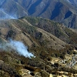 　延焼が続く山梨県上野原市の扇山＝１２日午前９時５５分（共同通信社ヘリから）