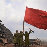 　ソ連軍が占領したドイツ国会議事堂の屋根に掲げられた赤い旗＝１９４５年５月、ベルリン（タス＝共同）