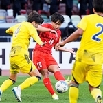 　神村学園-鹿島学園　試合終了間際、チーム３点目のゴールを決める神村学園・佐々木（中央）＝ＭＵＦＧ国立