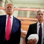 　ＦＲＢ本部の改修工事を視察するパウエル議長とトランプ大統領（左）＝２０２５年７月、米ワシントン（ロイター＝共同）