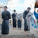 　奇祭「水祝儀」で冷水を浴びる四家哲人さん（右から２人目）ら花婿＝１２日午後、福島県いわき市