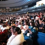 　横浜アリーナで開かれた「二十歳の市民を祝うつどい」＝１２日午前、横浜市