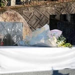 　安倍元首相の慰霊碑に、高市首相がささげた花束＝１２日午後、奈良市