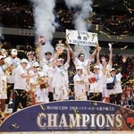 　優勝し記念写真に納まるＡ東京の選手たち＝国立代々木競技場