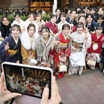 　「はたちのつどい」の式典後、会場前で写真に納まる参加者ら＝１２日午後、東京都新宿区