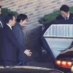 　首相公邸を出る高市首相（左から３人目）＝１２日午前