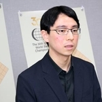 　対局後、記者団の取材に応じる一力遼五冠＝１２日、韓国・ソウル（共同）