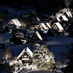 　岐阜県白川村の白川郷で始まった合掌造り集落のライトアップ＝１２日夕
