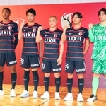 　Ｊ１鹿島に新加入し、ポーズをとるＧＫ藤井（右端）ら＝１２日、茨城県神栖市