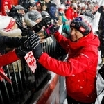 　母国ポーランドでは最後となるＷ杯で、観客とタッチを交わすカミル・ストッフ＝ザコパネ（共同）