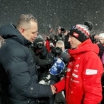 　ポーランドのナブロツキ大統領（左）と握手するカミル・ストッフ＝ザコパネ（共同）