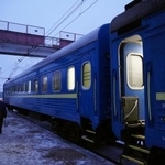 　ウクライナ鉄道が市民に無料サービスを始めた、充電や飲食ができる「不屈の車両」＝１１日、キーウ近郊（共同）