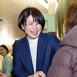 　前橋市長選で再選を決め、支持者と握手する小川晶氏＝１２日夜、前橋市
