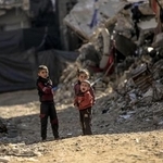 　ガザ北部ガザ市で暮らすパレスチナ人の子どもたち＝２０２５年１２月（ゲッティ＝共同）