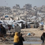 　イスラエルの攻撃で破壊された街で生活するパレスチナの避難民ら＝１２日、ガザ北部ジャバリヤ（ゲッティ＝共同）