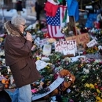　米移民・税関捜査局職員に撃たれて死亡した米国人女性グッドさんを悼む人と供え物＝１２日、ミネソタ州ミネアポリス（ＡＰ＝共同）