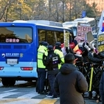 　１３日、ソウル中央地裁に到着した、前大統領の尹錫悦被告を乗せた車両＝ソウル（共同）