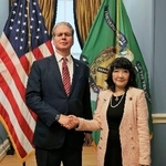 　１２日、米ワシントンで会談したベセント米財務長官（左）と片山財務相（財務省提供・共同）