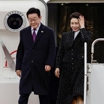 　関西空港に到着した韓国の李在明大統領（左）夫妻＝１３日午前