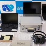 　押収されたノートパソコンなど＝１３日午後、名古屋・西署