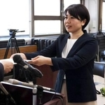 　前橋市長選で再選を果たし、当選証書を受け取る小川晶氏＝１３日午後、前橋市役所