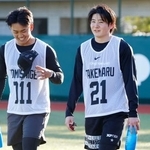 　新人合同自主トレに参加し、笑顔を見せる巨人・竹丸。左は冨重＝ジャイアンツタウンスタジアム