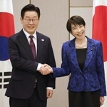 　首脳会談を前に、韓国の李在明大統領（左）と握手を交わす高市首相＝１３日午後、奈良市（代表撮影）