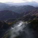 　神奈川県秦野市の山中で発生した火災＝１１日