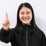 　取材に応じ、ポーズをとるジャンプ女子の丸山希＝１３日、長野市