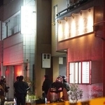 　規制線が張られた事件現場付近＝１３日午後６時７分、大阪府東大阪市