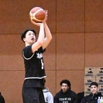 　ＳＲ渋谷の練習会で、シュート練習する赤間賢人＝千葉県柏市