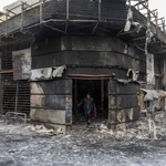 　イランの首都テヘランで、デモの最中に燃えた建物から出てくる人＝１０日（ゲッティ＝共同）