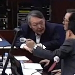 　ソウル中央地裁の公判に出廷し、弁護団と話をする韓国の前大統領、尹錫悦被告（左端）＝１３日（地裁提供、聯合＝共同）