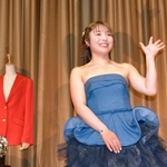 　初の年間女王に輝き、祝勝会で笑顔を見せる佐久間朱莉＝１３日、東京都内