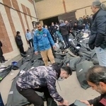 　イラン・テヘラン郊外で９～１１日にかけて撮影された動画の中で、遺体の身元を確認する人々（ソーシャルメディアから、ＡＰ＝共同）