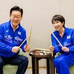 　会談後にドラムで「共演」した韓国の李在明大統領（左）と高市首相＝１３日、奈良市（内閣広報室提供）