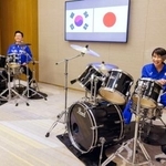 　会談後にドラムで「共演」した高市首相（手前）と韓国の李在明大統領＝１３日、奈良市（内閣広報室提供）