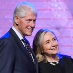 　クリントン元米大統領と妻ヒラリー元国務長官＝２４年８月、ヒューストン（ＡＰ＝共同）