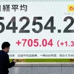 　初の５万４０００円台に乗せた日経平均株価を示すモニター＝１４日午前、東京都中央区
