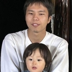 　群馬県の家族３人死亡事故で亡くなった塚越寛人さん（上）と湊斗ちゃん（遺族提供）